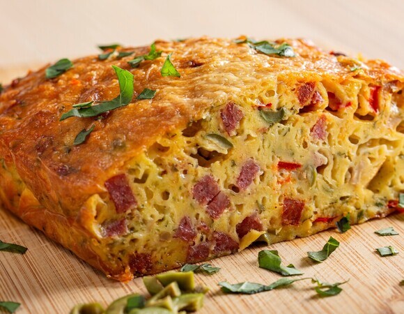 Смешала майонез с яйцами — и нежный пирог-пицца уже радует семью. Никакой возни с тестом! 