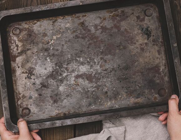 Противни портятся очень быстро? Эти 5 ошибок "убивают" утварь — проверьте себя