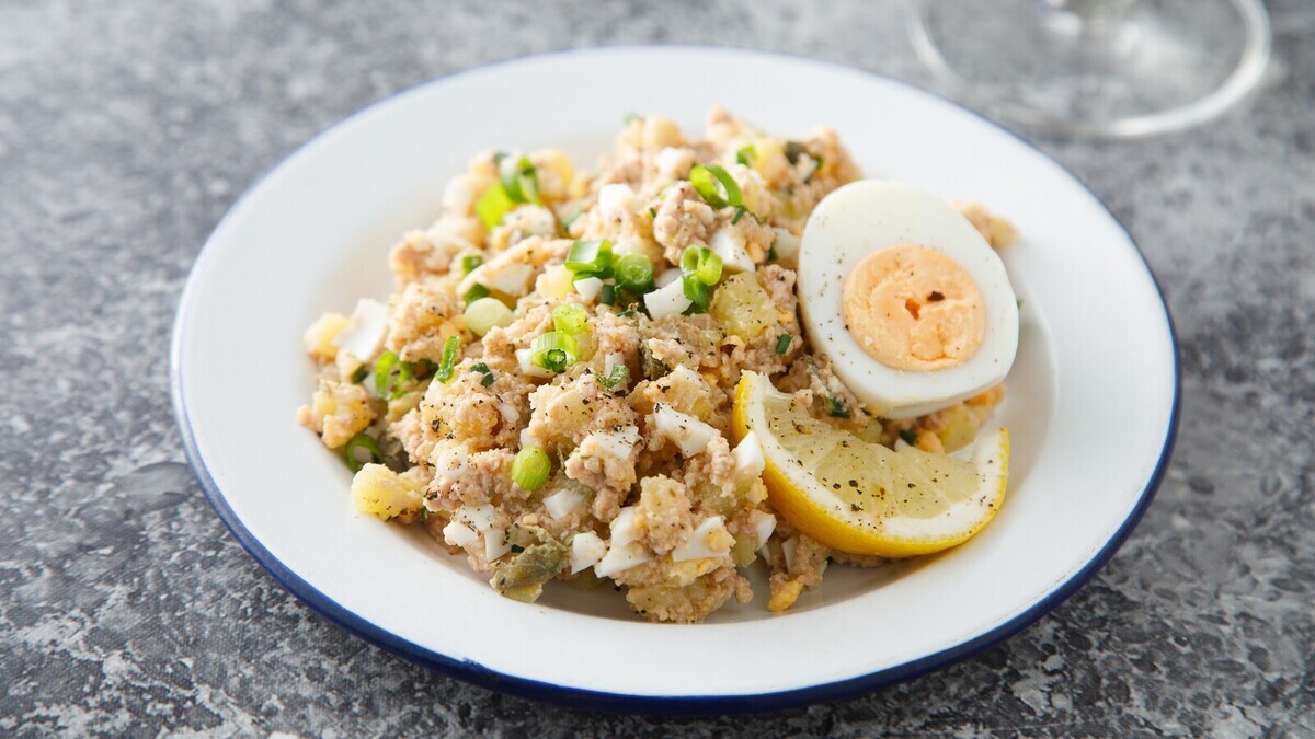 Смешиваю печень трески с огурцом — нежный салат готов за 15 минут: еще и как намазка пойдет 