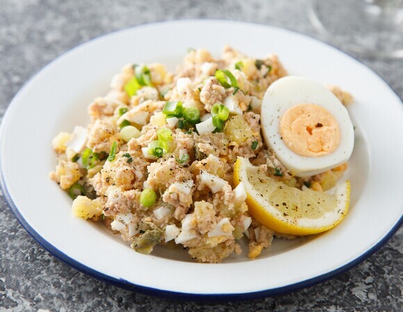 Смешиваю печень трески с огурцом — нежный салат готов за 15 минут: еще и как намазка пойдет 