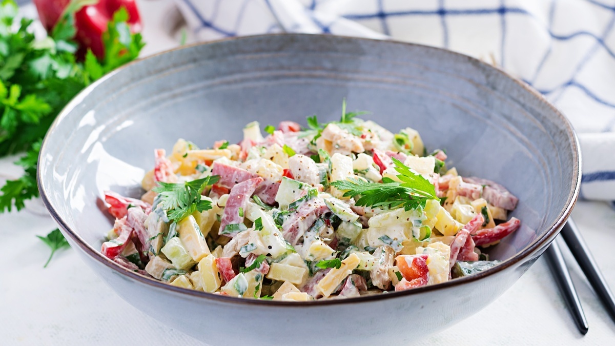 Всего три продукта — и готов салат-быстрота: готовлю сразу побольше, иначе не все попробуют 