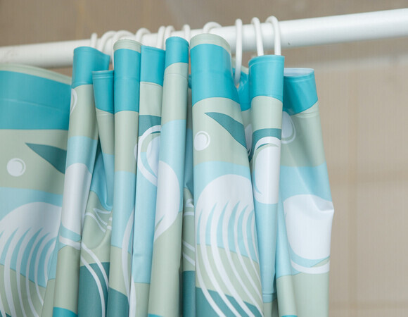 Попрощалась со шторкой в ванной: в моде другой вариант — выглядит дороже и служит дольше