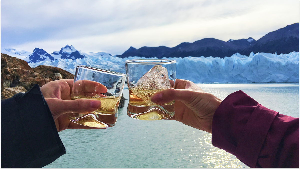 Любовь, виски и тысячелетние льды: история пары, которая превратила край света в маршрут мечты