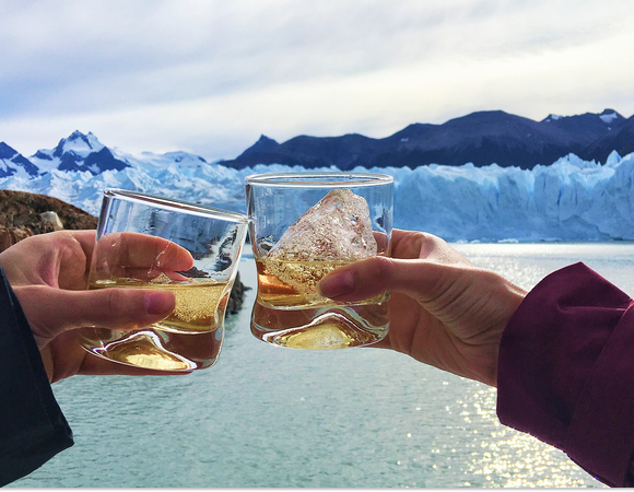 Любовь, виски и тысячелетние льды: история пары, которая превратила край света в маршрут мечты
