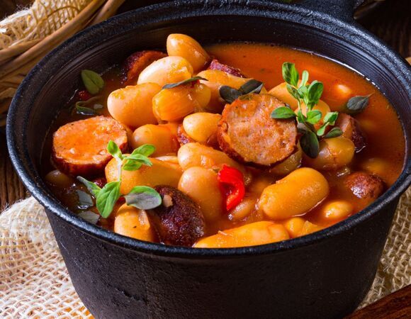 Спасаюсь от промозглой погоды: готовлю фасолевый суп с копченостями — сытно, ароматно и согревает
