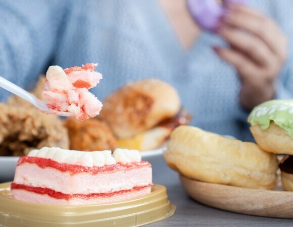 "Не воевать, а договариваться": единственный рабочий способ перестать заедать стресс — эксперты