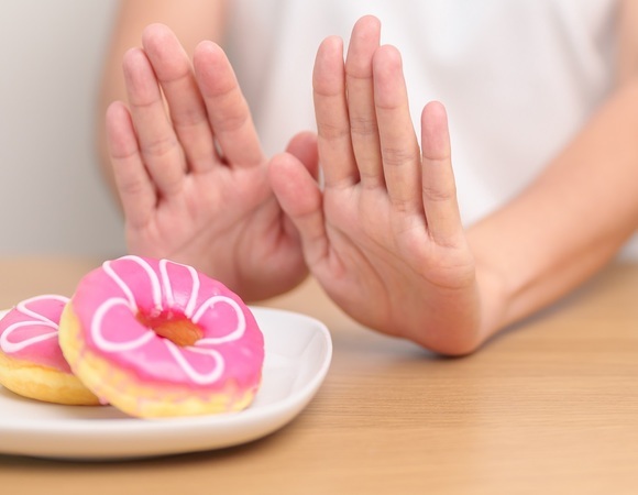 Орехи стабилизируют сахар, корица заменяет его: 5 рабочих способов победить зависимость от сладкого