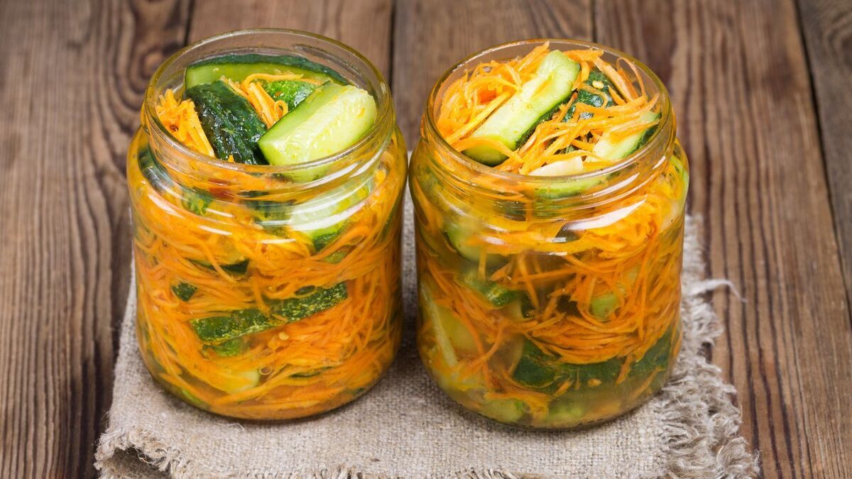 Наболтала маринад, порезала огурцы и сделала пикантную закуску — теперь почти деликатес