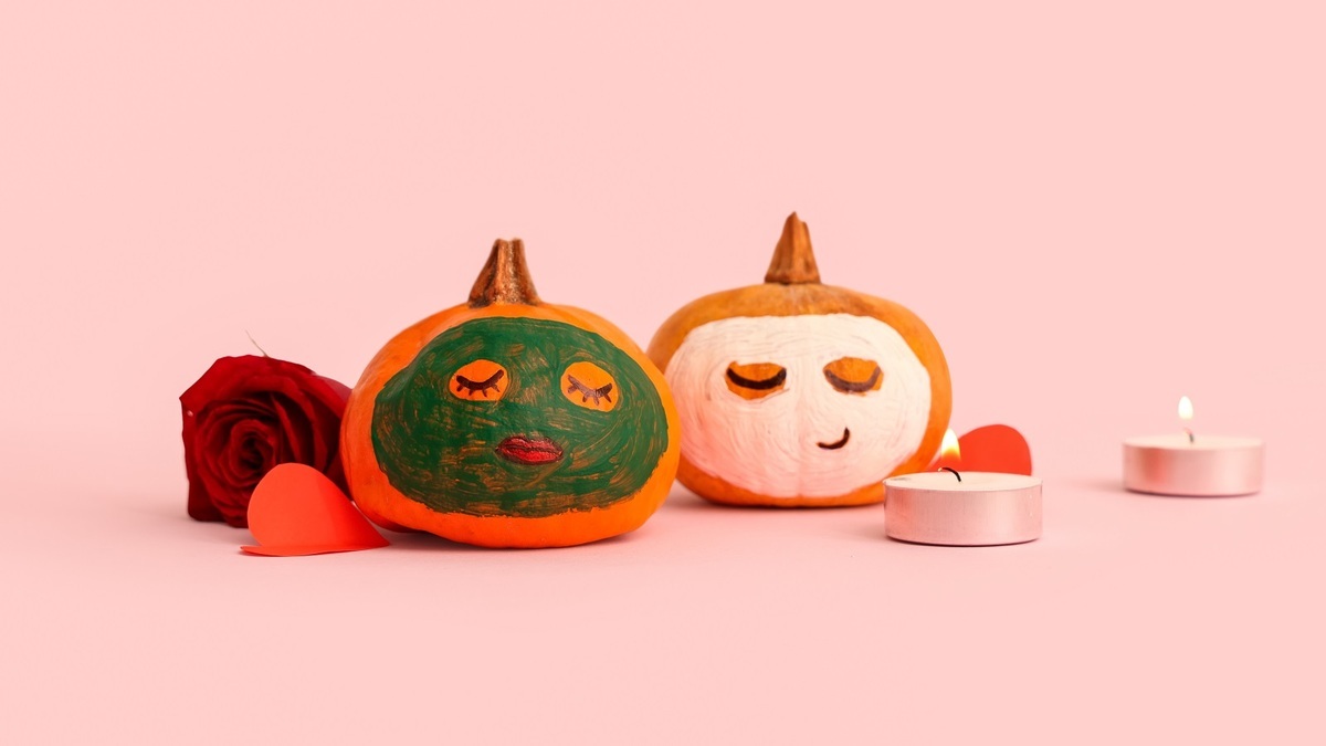 500 рублей вместо 500 долларов: эксперты объяснили неожиданный тренд на свечи и маски