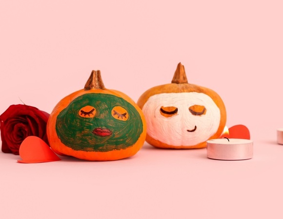 500 рублей вместо 500 долларов: эксперты объяснили неожиданный тренд на свечи и маски