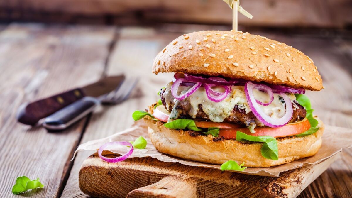 Когда хочется вредной вкуснятины, я не иду в точки фастфуда: беру четверть кило фарша и готовлю смэш-бургер своими руками