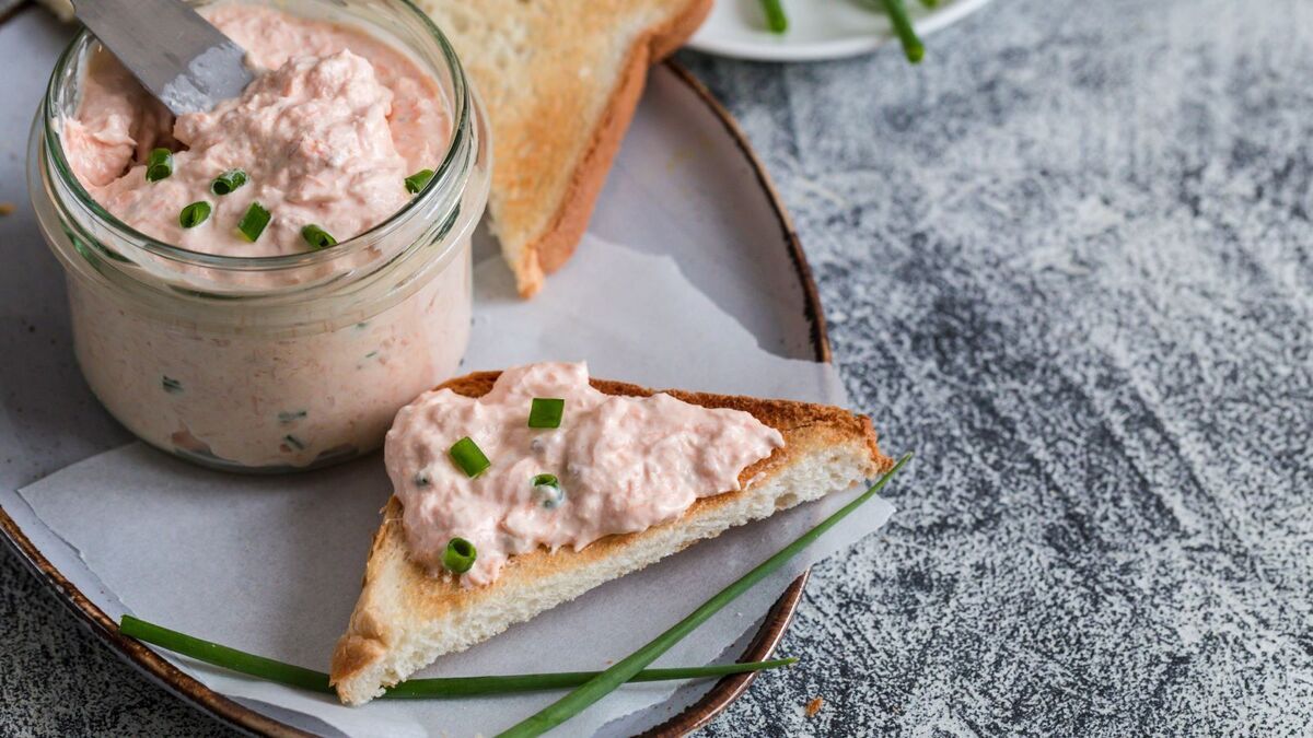 Насыпала в творог паприку, получилась пикантная венгерская намазка: теперь быстро делаю сытные бутерброды