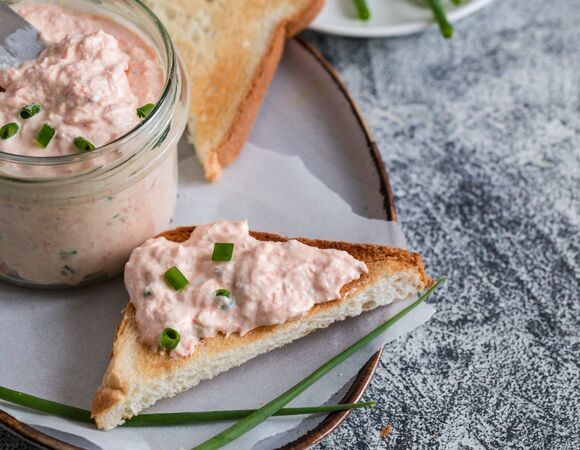Насыпала в творог паприку, получилась пикантная венгерская намазка: теперь быстро делаю сытные бутерброды