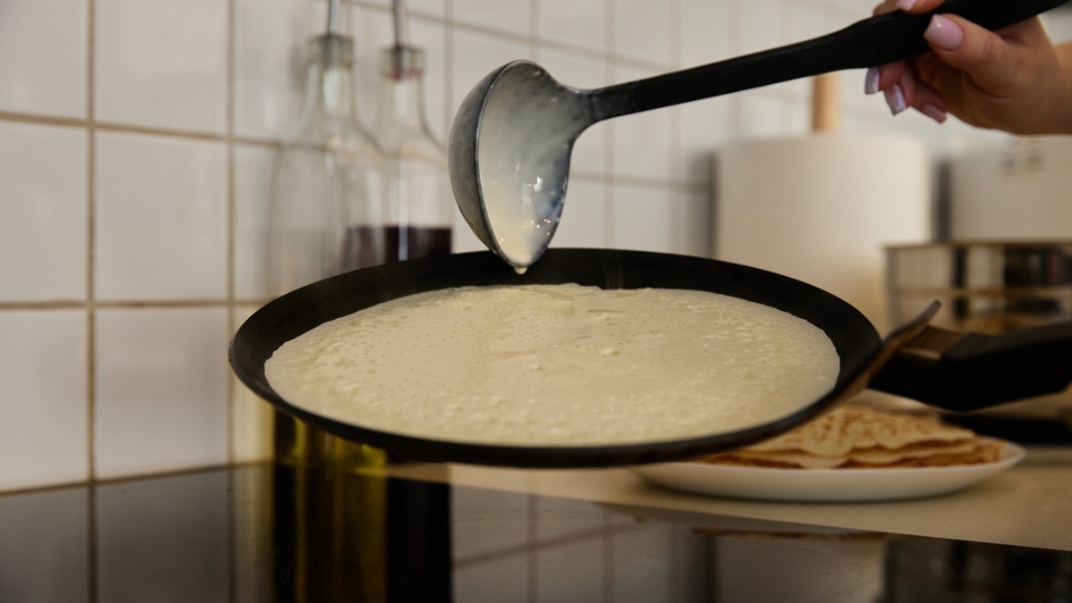 Шеф-повар Малаховский объяснил, можно ли жарить блины на сале? Шеф-повар Малаховский объяснил, можно ли жарить блины на сале?