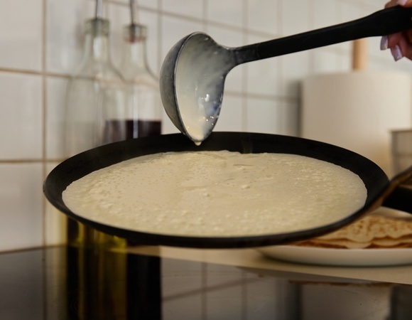 Шеф-повар Малаховский объяснил, можно ли жарить блины на сале?