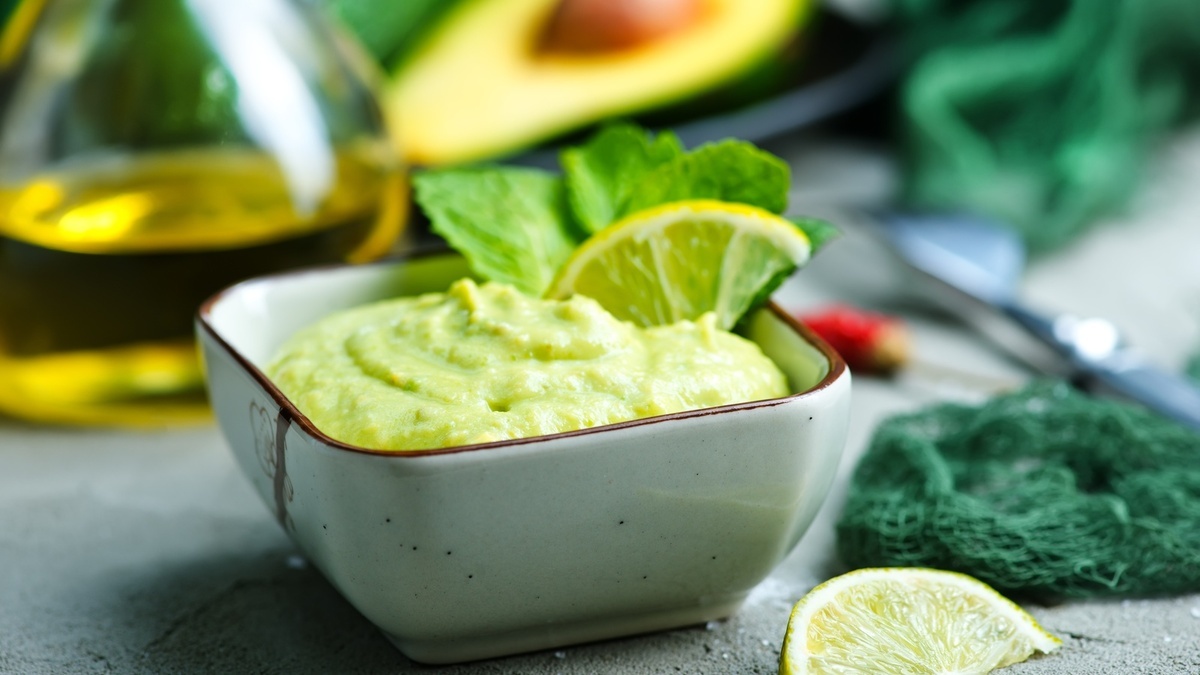 Раньше к блинам была одна сметана, теперь — полноценный соус: делаю за минуту и быстрее 