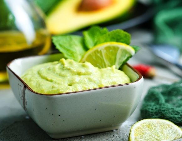 Раньше к блинам была одна сметана, теперь — полноценный соус: делаю за минуту и быстрее 