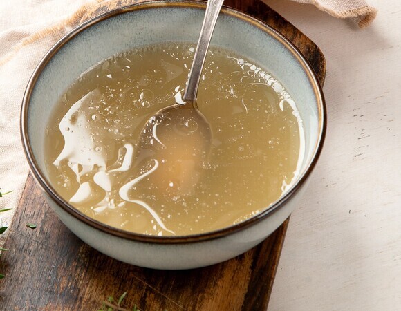 Куриный суп часто оставался пресным, пока не поняла: использую не тот ингредиент!