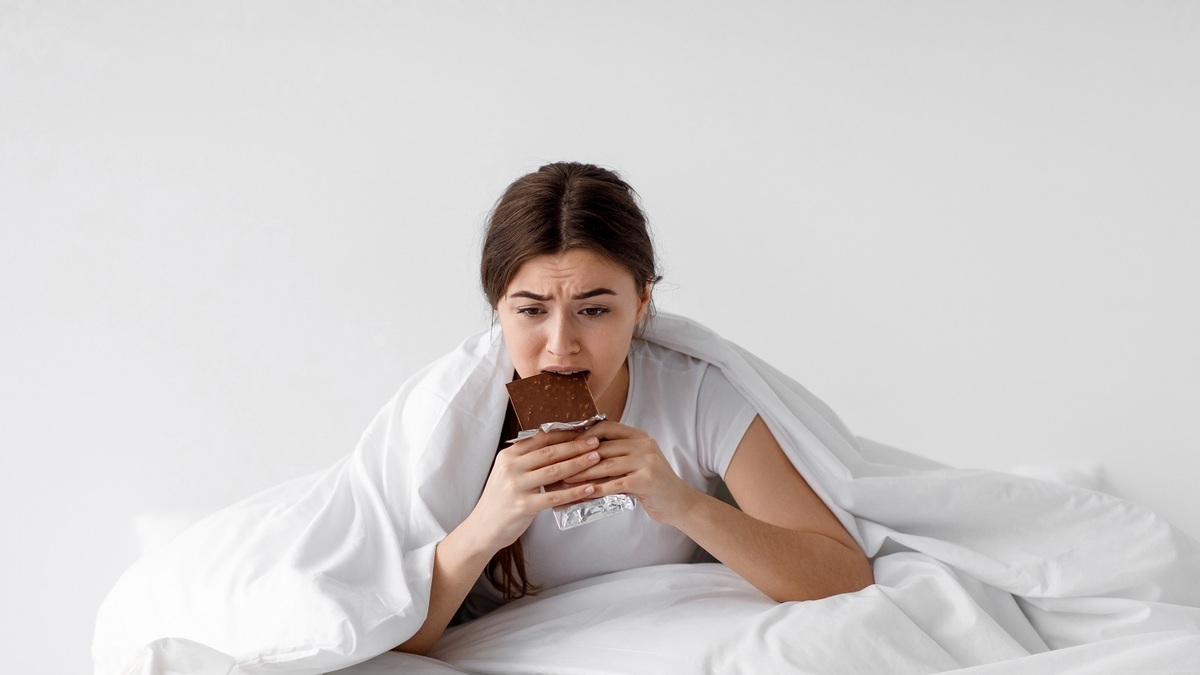 Рука тянется к шоколадке: психолог объяснила, как отличить голод от тревоги Рука тянется к шоколадке: психолог объяснила, как отличить голод от тревоги