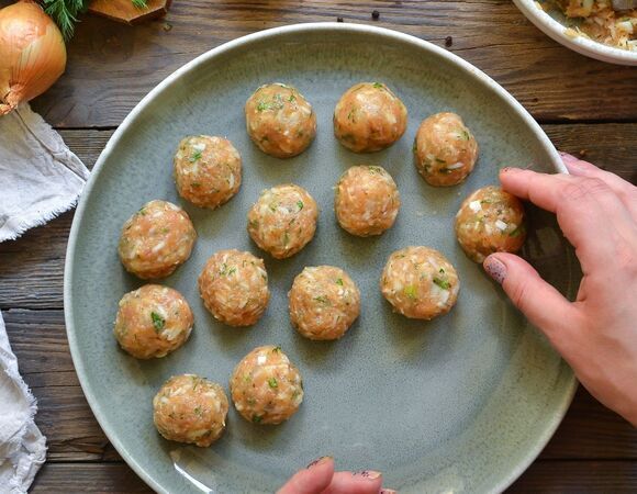 Делает фрикадельки сочнее: кулинарный эксперт Левентайль протестировала яблочное пюре в рецепте 