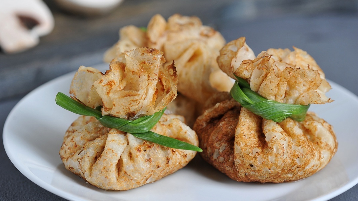 Салат с морковью и колбасой, который удобно есть руками: заворачиваю начинку в блины — и готово!