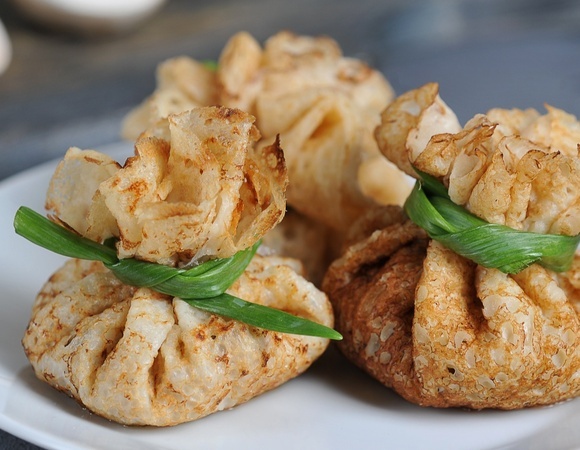 Салат с морковью и колбасой, который удобно есть руками: заворачиваю начинку в блины — и готово!