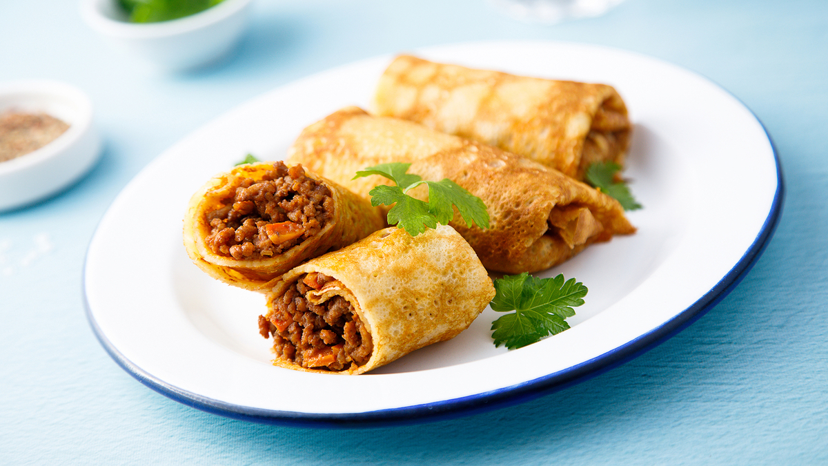 Говяжьи щеки, болоньезе и курица — рецепты блинов с мясными начинками от шеф-поваров