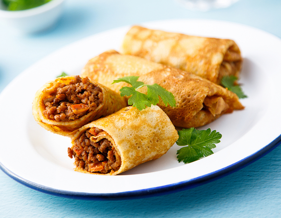 Говяжьи щеки, болоньезе и курица — рецепты блинов с мясными начинками от шеф-поваров