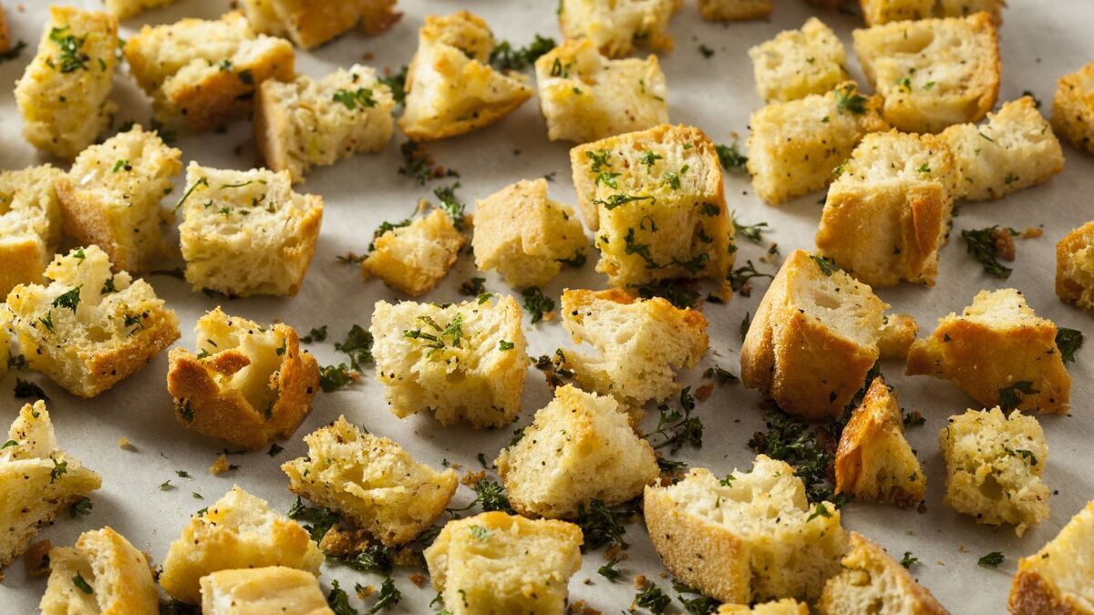 Порезала хлеб, перемешала с приправами — закуска "на скорую руку", когда лень бежать в магазин Порезала хлеб, перемешала с приправами — закуска "на скорую руку", когда лень бежать в магазин