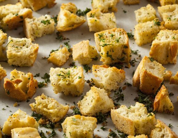 Порезала хлеб, перемешала с приправами — закуска "на скорую руку", когда лень бежать в магазин 