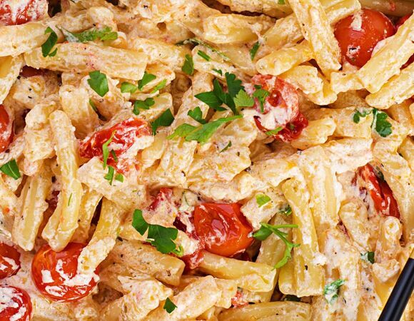 Варю макароны, скидываю в форму сыр и овощи, убираю в духовку: делаю эту пасту из 4 ингредиентов, когда совсем уж лень готовить