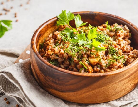 Взяла остатки фарша, добавила овощей и накормила всю семью за 200 рублей: выгодно и с пользой