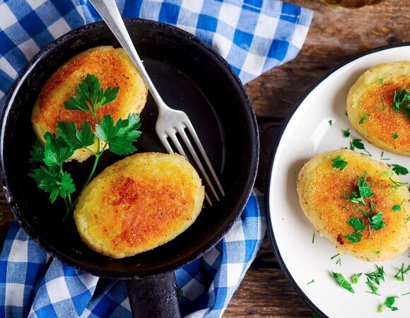 Удивила домашних картофельными котлетами — подала с густым грибным гуляшом: вкус детства!