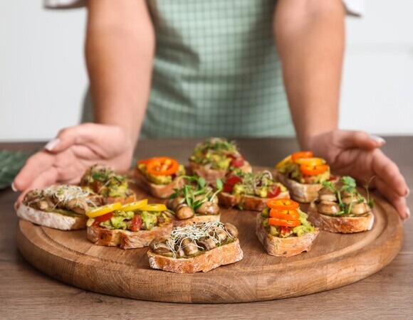 Как разнообразить постные бутерброды? Эксперты назвали достойные замены колбасе и сыру