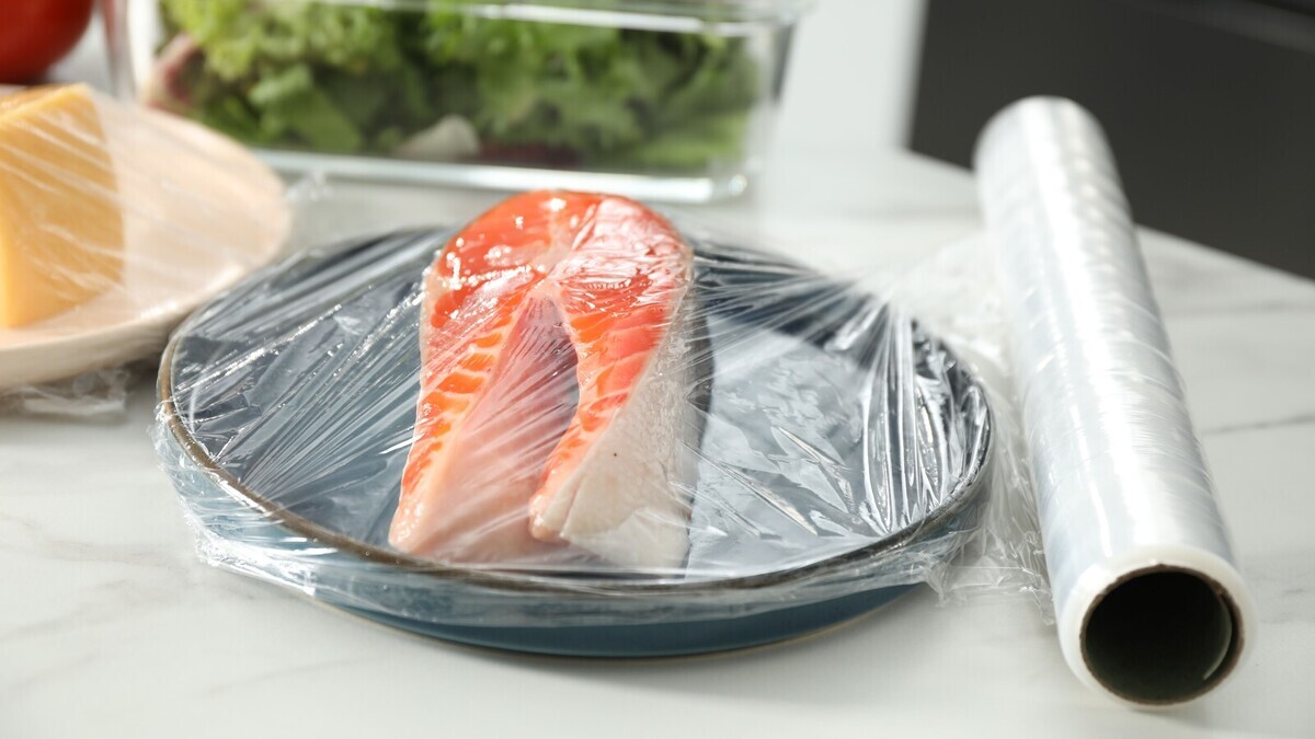 Названы 4 главные ошибки при использовании пищевой пленки: плавится и портит еду 