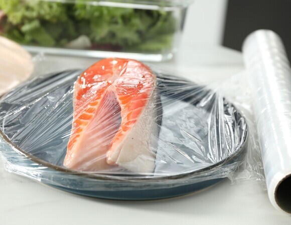 Названы 4 главные ошибки при использовании пищевой пленки: плавится и портит еду 