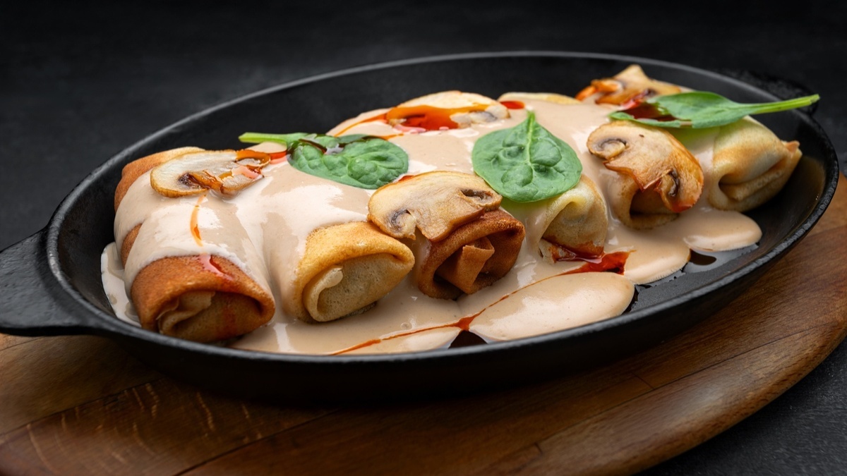 Хватит варенья: шеф-повар Беседин придумал 2 соуса, чтобы влюбиться в блины заново