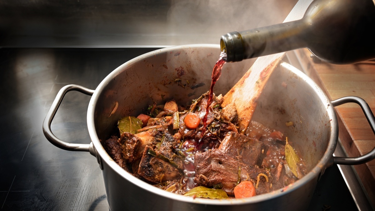 Зачем в блюда добавляют вино? Шеф-повар Прокофьев объяснил, на что оно влияет 