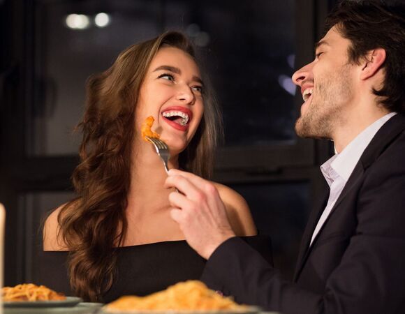 Не ешьте это перед сексом: эксперты перечислили продукты, которые точно не добавят мужчинам "огня" в интиме