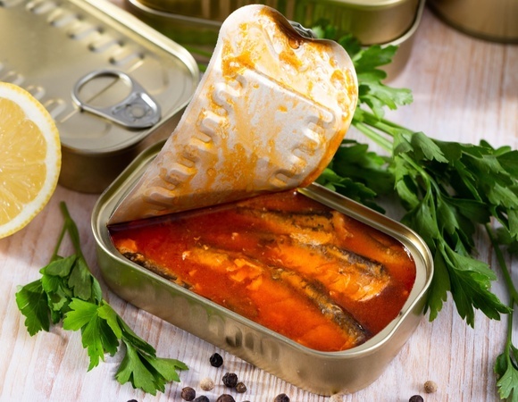 Самое полезное — в мусор: озвучена главная ошибка при употреблении консервированной рыбы