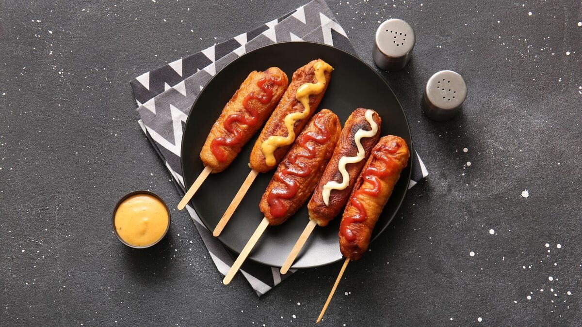 Нанизала сосиску на шпажку и окунула в тесто: дети слопали мои корн-доги, я даже не успела оглянуться 