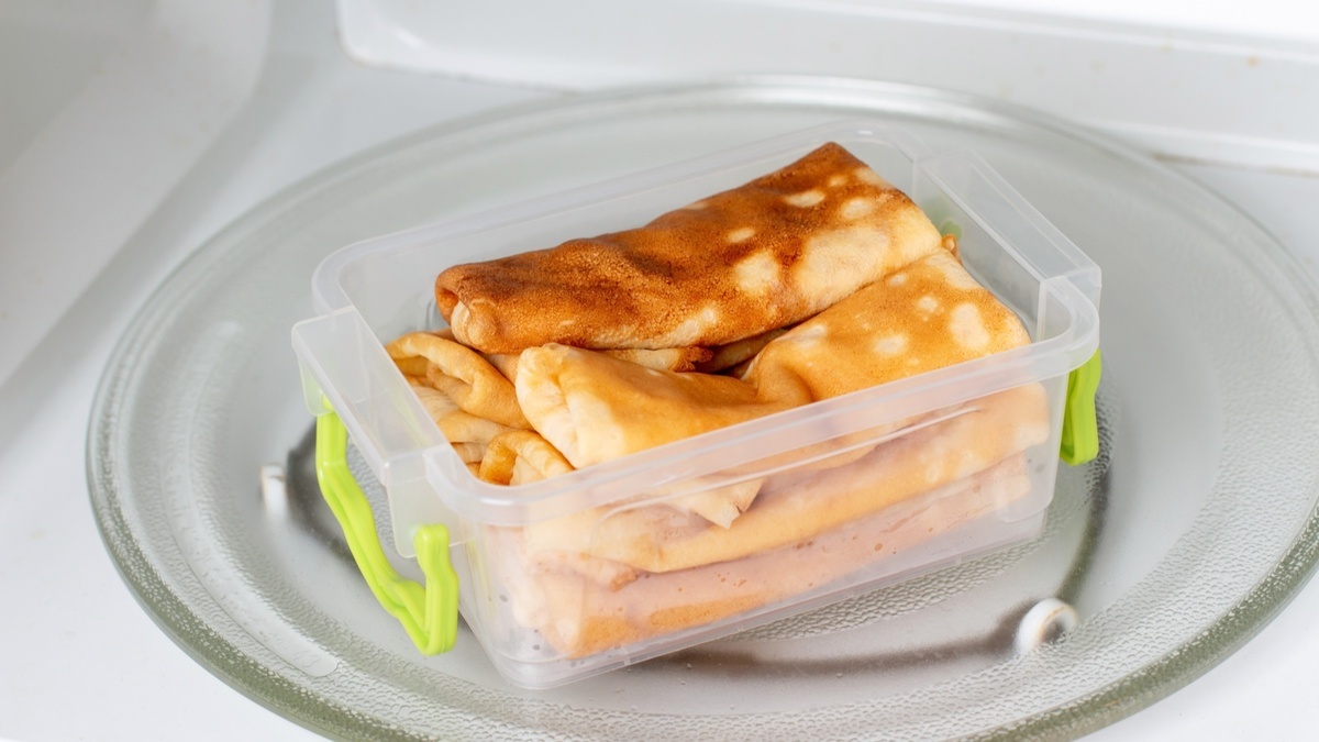 Можно ли есть вчерашние блины: диетолог Лебедева подчеркнула, кому — нет 