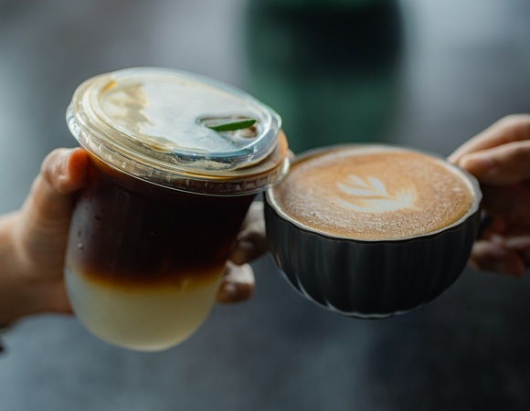 Раф с лавандой и матча-латте на кокосовом: что пьют вместо обычного кофе