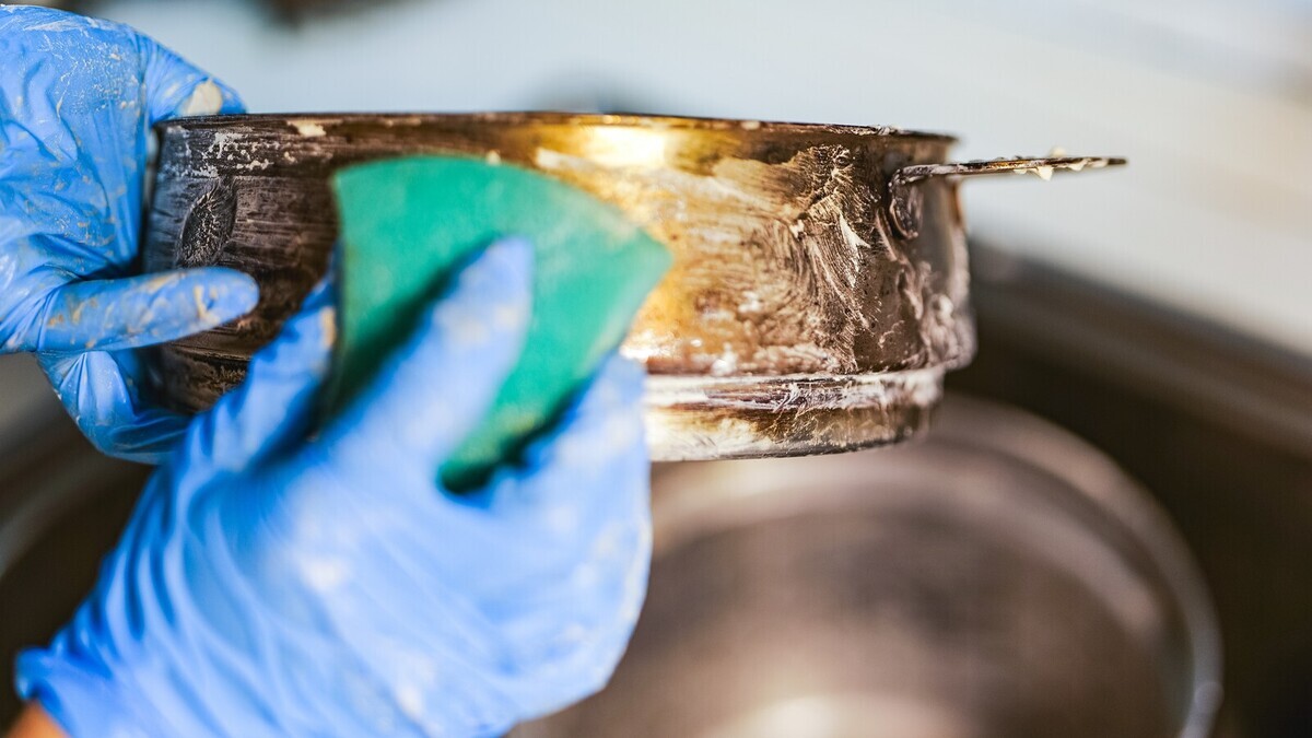 Натираю сковороды — жир и нагар сходят сами: старый кухонный лайфхак сработал