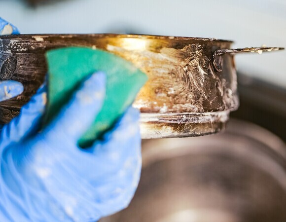 Натираю сковороды — жир и нагар сходят сами: старый кухонный лайфхак сработал