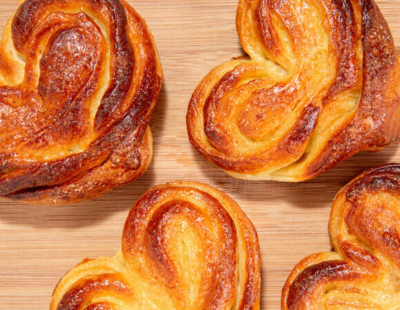 Быстро запекаю и сдабриваю сахаром — сладенькое к чаю есть: плюшка "Московская" получилась с первого раза