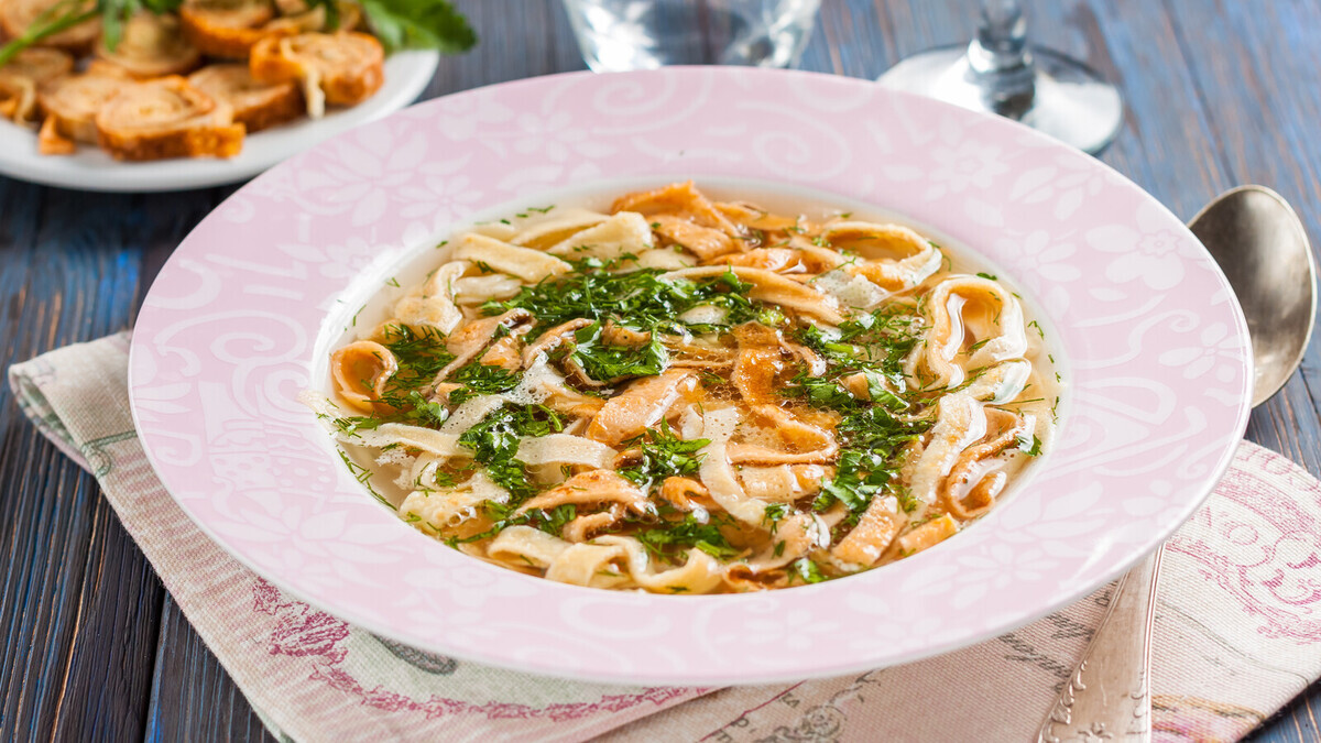 Пока все пекут блины на Масленицу, делаю блинный суп: одной тарелкой наедаешься на день вперед