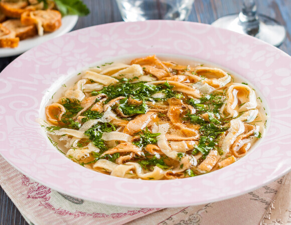 Пока все пекут блины на Масленицу, делаю блинный суп: одной тарелкой наедаешься на день вперед