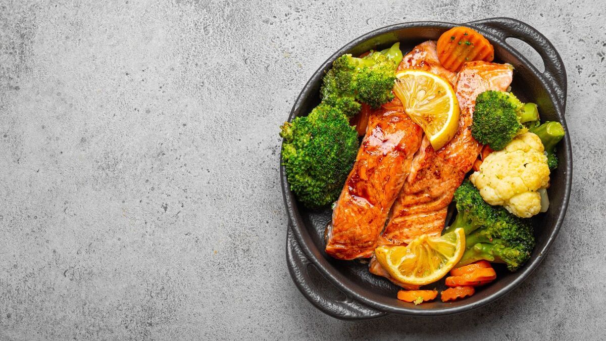 Спасение для моего больного желудка: диетолог Мухина посоветовала рецепт лосося с брокколи — теперь ужинаю с пользой и удовольствием