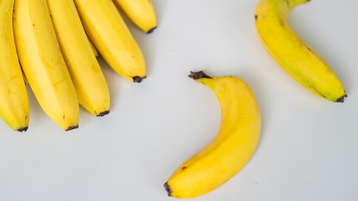 Врачи посоветовали съедать один банан после перекуса соленым: в чем смысл?